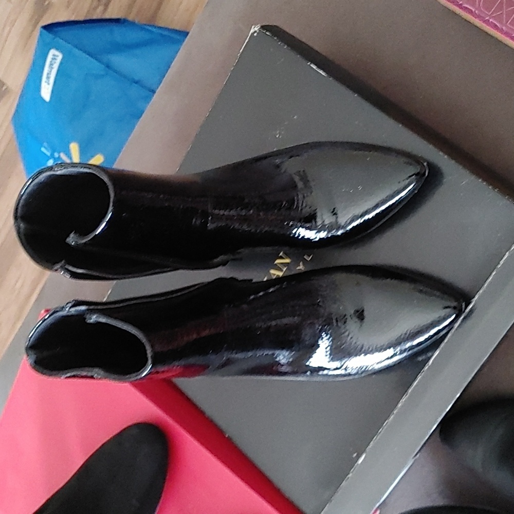 Woman shiny never worn boots